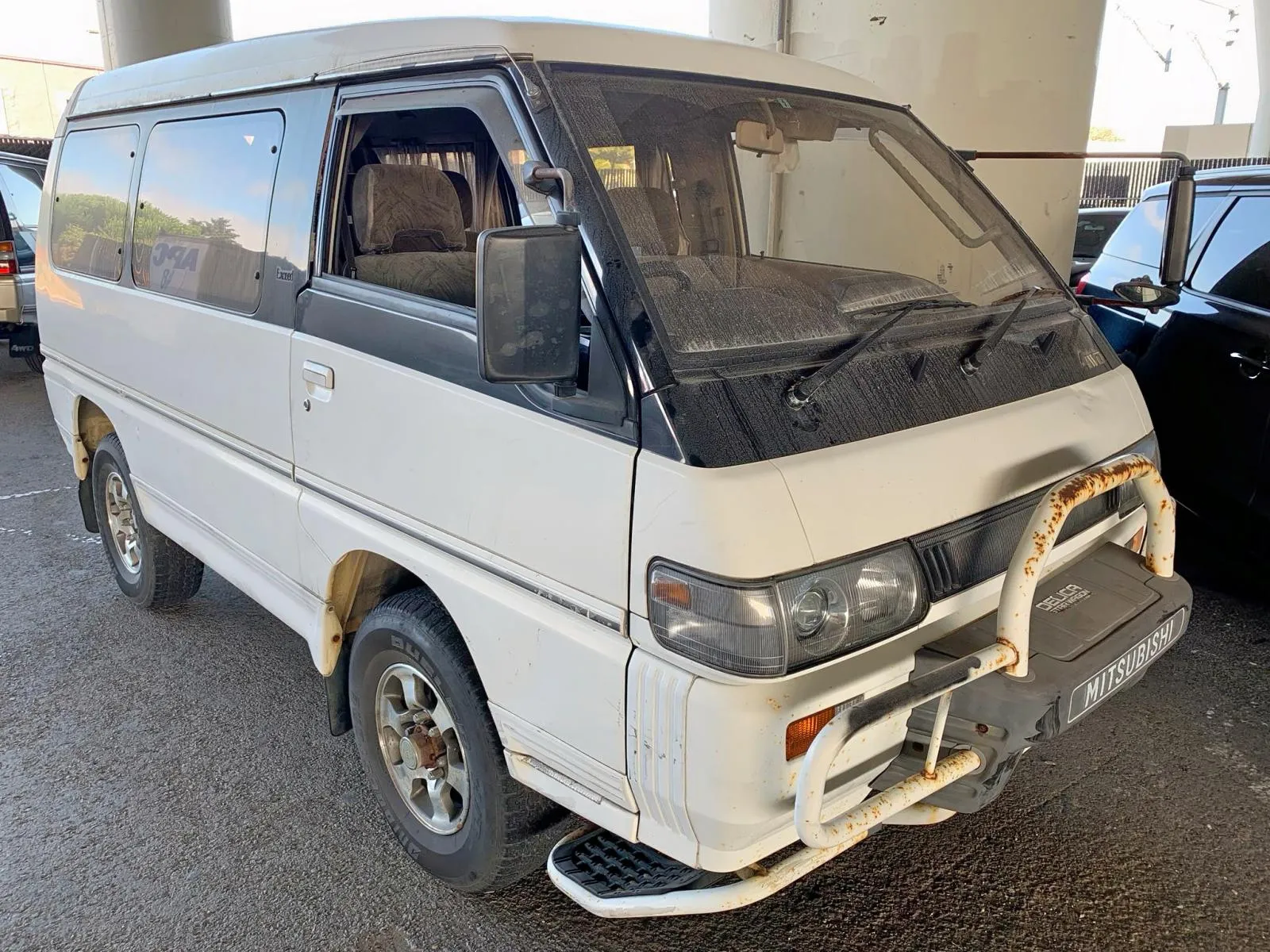 Делика аукцион. Mitsubishi Delica 1993. Мицубиси Делика 1993. Мицубиси Делика 1993 года. Mitsubishi Delica 1993 салон.